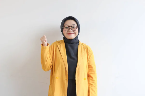 Bela Jovem Mulher Muçulmana Asiática Vestindo Óculos Blazer Amarelo Com — Fotografia de Stock