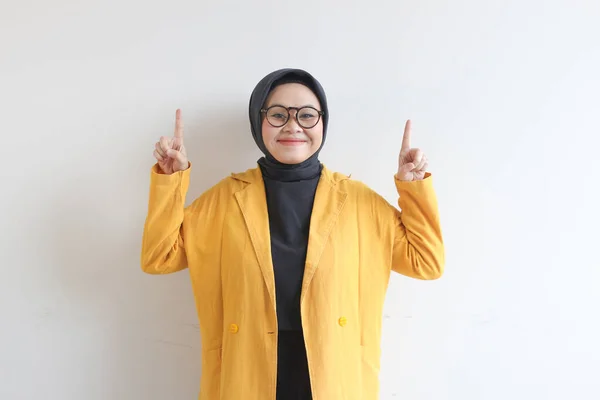 Mulher Muçulmana Asiática Bonita Jovem Óculos Hijab Vestindo Blazer Amarelo — Fotografia de Stock
