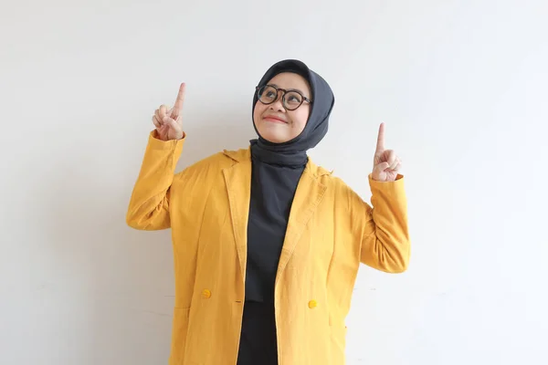 Hermosa Joven Musulmana Asiática Gafas Hijab Vistiendo Chaqueta Amarilla Sonriendo —  Fotos de Stock