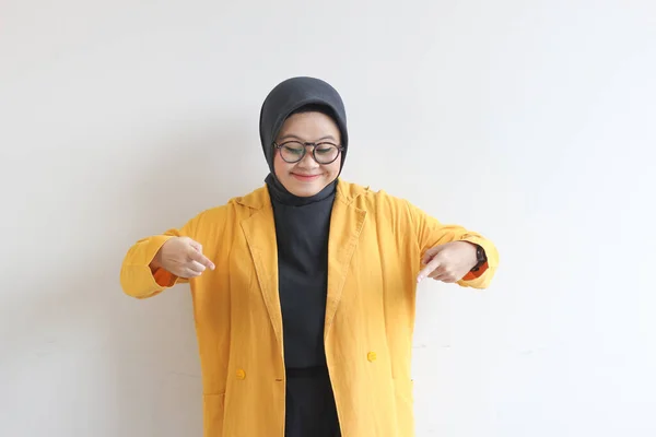 안경을 히잡을 손으로 배경에 고립된 행복하게 아름다운 아시아 이슬람 — 스톡 사진