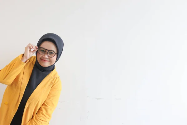 Молода Азіатська Мусульманка Одягнена Окуляри Жовтий Блейзер Щасливим Усміхненим Обличчям — стокове фото