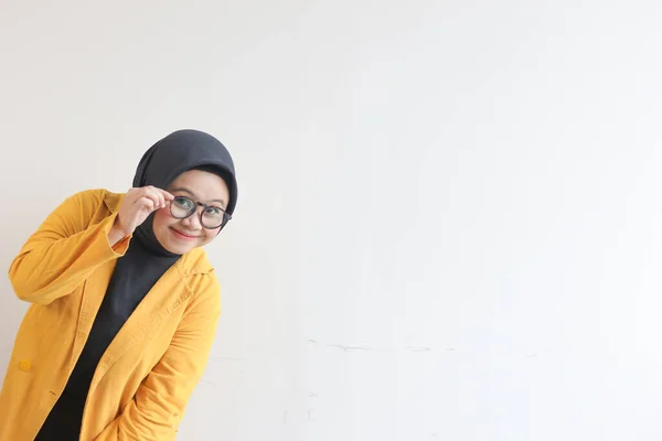 若い美しいアジア系ムスリム女性 白い背景に隔離された幸せな笑顔の表情を持つ眼鏡と黄色のブレザーを身に着けています — ストック写真