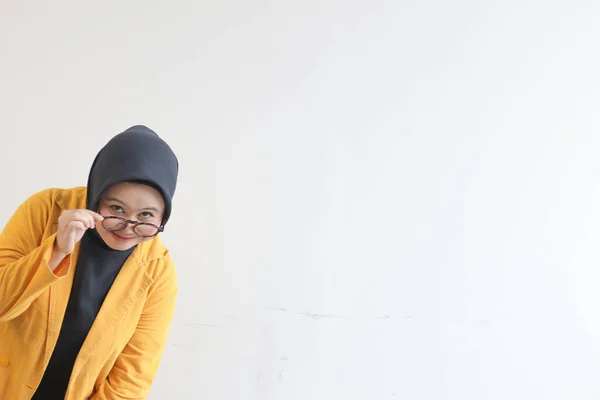 若い美しいアジア系ムスリム女性 白い背景に隔離された幸せな笑顔の表情を持つ眼鏡と黄色のブレザーを身に着けています — ストック写真