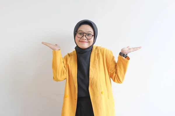 Schöne Junge Asiatische Muslimin Mit Brille Hijab Und Gelbem Blazer — Stockfoto