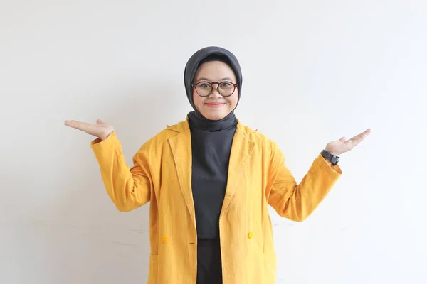 Schöne Junge Asiatische Muslimin Mit Brille Hijab Und Gelbem Blazer — Stockfoto