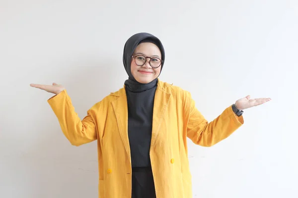 아시아의 아름다운 무슬림 안경을 히잡을 자신감 행복하게 웃으며 손으로 배경에 — 스톡 사진