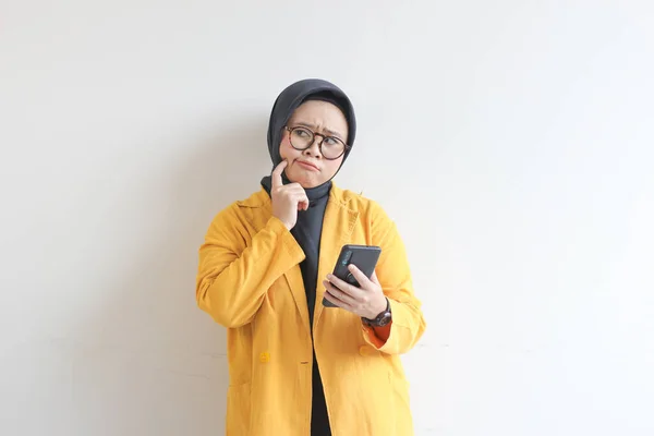 Молода Азійська Мусульманка Одягнена Окуляри Жовтий Блейзер Дивиться Сторону Тримаючи — стокове фото
