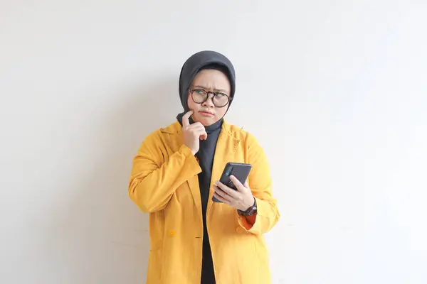 Linda Jovem Mulher Muçulmana Asiática Vestindo Óculos Blazer Amarelo Olhando — Fotografia de Stock