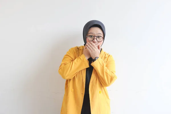 Piękna Młoda Muzułmanka Azjatycka Okularach Żółtej Marynarce Wstrząśniętym Wyrazem Twarzy — Zdjęcie stockowe
