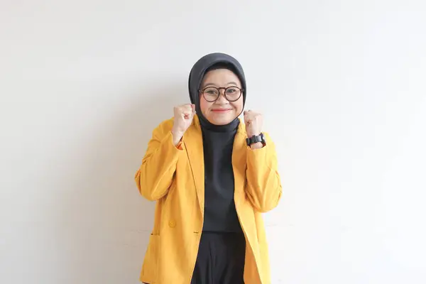 Вродлива Молода Мусульманка Азії Одягнена Окуляри Жовтий Блейзер Радісним Виразом — стокове фото