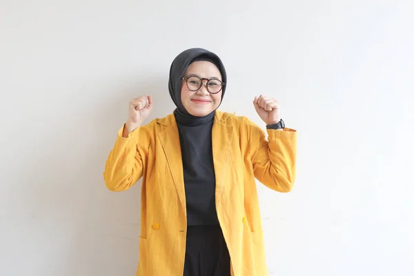 Красивая Молодая Азиатская Мусульманка Очках Желтом Блейзере Счастливым Выражением Лица — стоковое фото