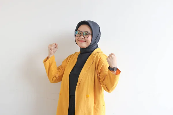 Вродлива Молода Мусульманка Азії Одягнена Окуляри Жовтий Блейзер Радісним Виразом — стокове фото