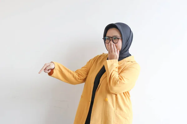 Güzel Asyalı Genç Müslüman Kadın Gözlüklü Sarı Ceketli Ağzı Eliyle — Stok fotoğraf