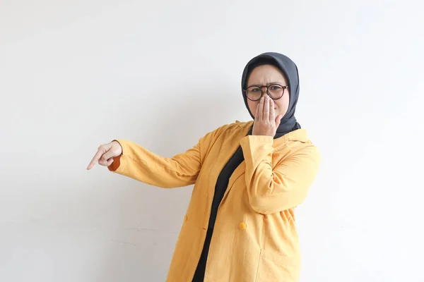 Piękna Młoda Muzułmanka Azjatycka Okularach Żółtej Marynarce Zakrywającej Usta Dłonią — Zdjęcie stockowe