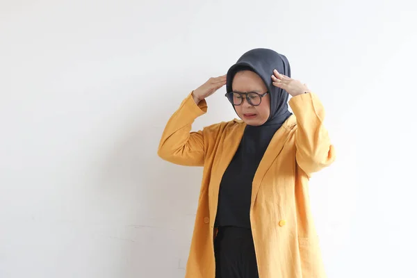 Όμορφη Νεαρή Μουσουλμάνα Ασιάτισσα Γυναίκα Φορώντας Γυαλιά Και Κίτρινο Σακάκι — Φωτογραφία Αρχείου