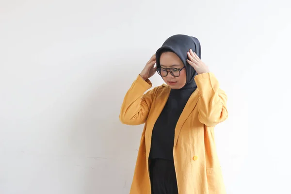 Mooi Jong Aziatisch Moslim Vrouw Het Dragen Van Bril Geel — Stockfoto