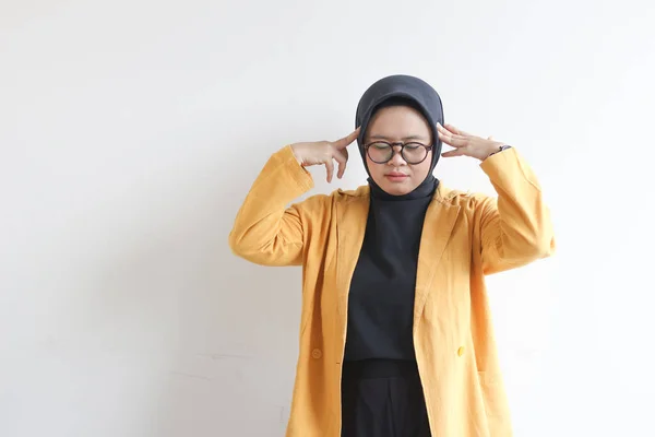 Krásná Mladá Asijská Muslimka Nosí Brýle Žluté Sako Závratí Výraz — Stock fotografie