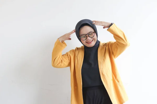 Piękna Młoda Muzułmanka Azjatycka Okularach Żółtej Marynarce Pokazuje Gest Stresu — Zdjęcie stockowe