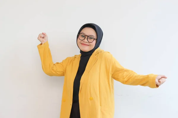 Güzel Asyalı Genç Müslüman Kadın Gözlüklü Sarı Ceketli Mutlu Bir — Stok fotoğraf