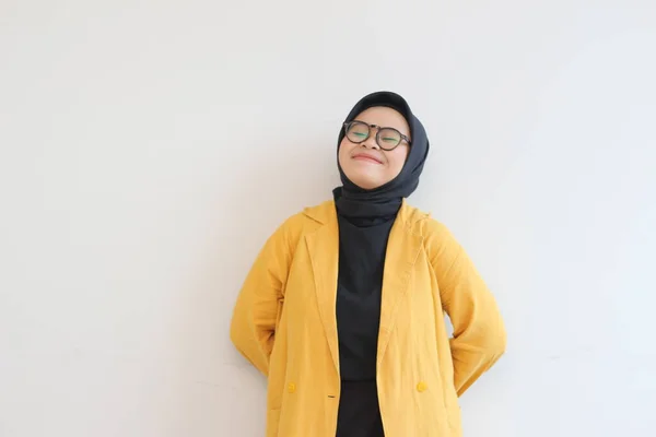 Genç Güzel Asyalı Müslüman Kadın Gözlüklü Sarı Ceketli Gülümseyen Beyaz — Stok fotoğraf