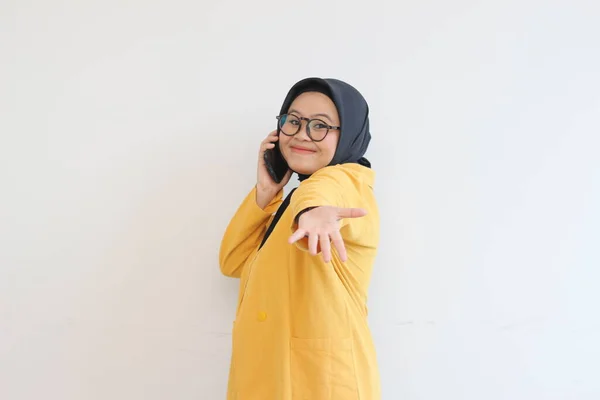 Krásná Mladá Asijská Muslimka Brýlích Hidžáb Sobě Žlutý Blejzr Úsměvem — Stock fotografie