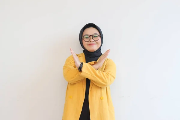 Серьезная Молодая Азиатская Мусульманка Очках Жёлтом Блейзере Скрещивая Руки Делает — стоковое фото