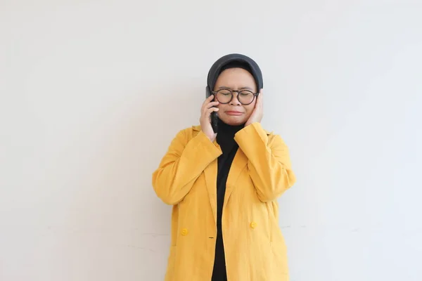 头戴头巾 戴着眼镜 身穿黄色西装的亚洲美女的肖像 带着忧郁的表情 孤独的白色背景打电话来 — 图库照片