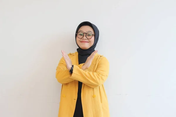 Grave Jovem Asiático Muçulmano Mulher Vestindo Óculos Blazer Amarelo Cruzando — Fotografia de Stock