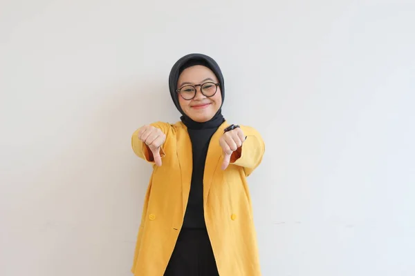 Красивая Молодая Азиатская Мусульманка Очках Жёлтом Пиджаке Рукой Лицом Жестом — стоковое фото