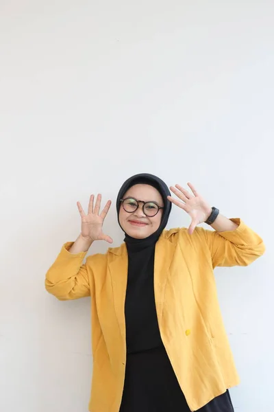 若い美しいアジア系イスラム教徒の女性の肖像画 白い背景に隔離された幸せな笑顔の表情と眼鏡と黄色のブレザーを身に着けています — ストック写真