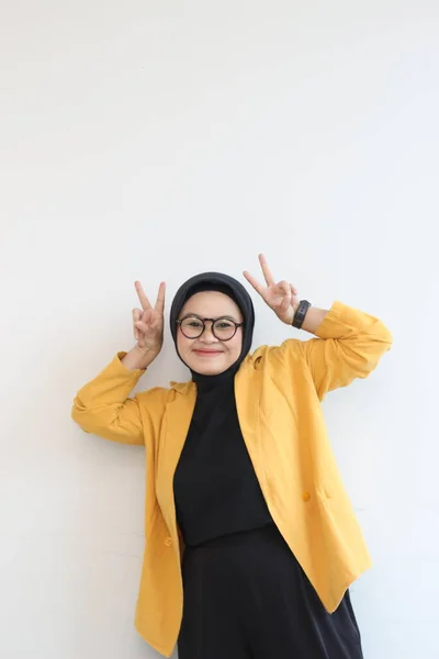 Porträt Einer Jungen Schönen Asiatischen Muslimin Mit Brille Und Gelbem — Stockfoto