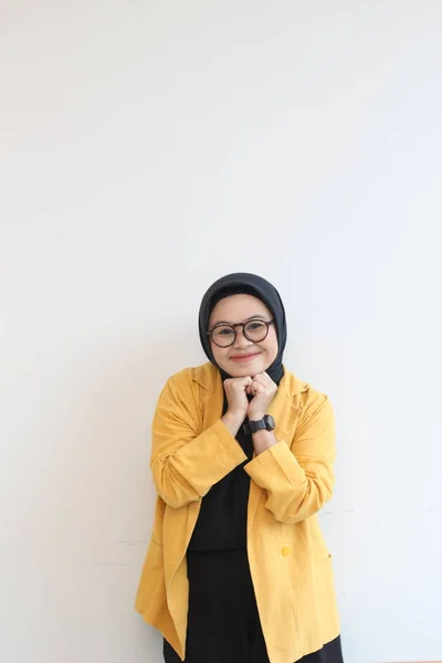 Potret Wanita Muda Muslim Asia Yang Cantik Memakai Kacamata Dan — Stok Foto
