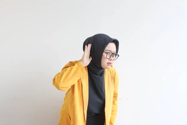 Schöne Junge Asiatische Muslimin Trägt Eine Brille Und Einen Gelben Stockfoto