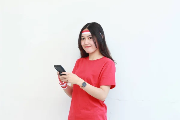Muotokuva Kaunis Aasialainen Nainen Yllään Punainen Asu Juhlii Indonesian Itsenäisyyspäivä — kuvapankkivalokuva