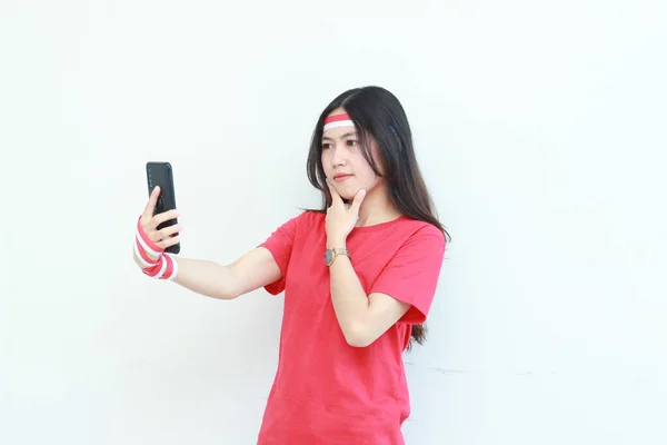 Porträt Der Schönen Asiatischen Frau Die Rotes Outfit Trägt Und — Stockfoto