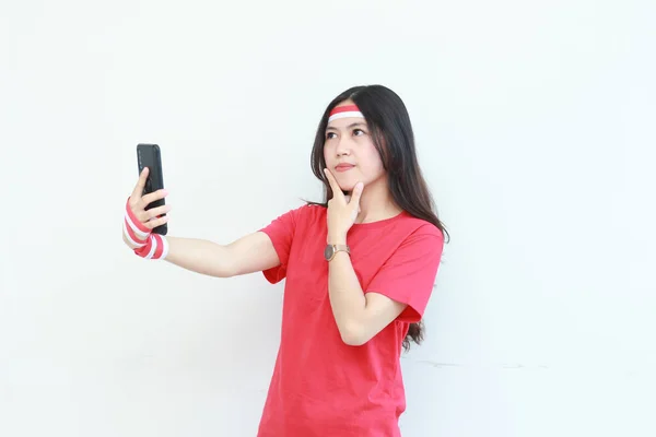Endonezya Nın Bağımsızlık Gününü Kutlayan Kırmızı Kıyafetli Güzel Asyalı Kadının — Stok fotoğraf