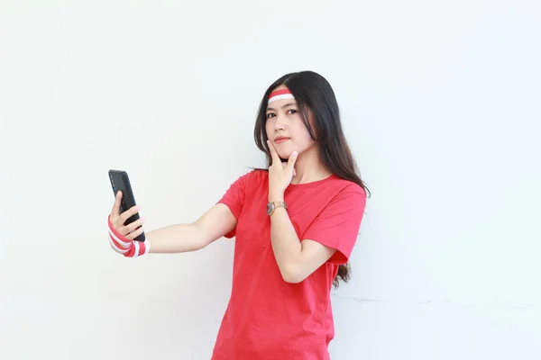 Endonezya Nın Bağımsızlık Gününü Kutlayan Kırmızı Kıyafetli Güzel Asyalı Kadının — Stok fotoğraf