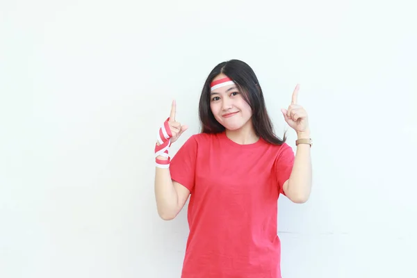 Endonezya Nın Bağımsızlık Gününü Kutlayan Kırmızı Kıyafetli Güzel Asyalı Kadın — Stok fotoğraf
