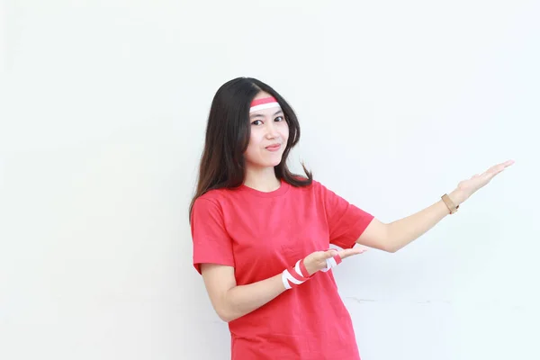 Porträtt Vacker Asiatisk Kvinna Bär Röda Kläder Firar Indonesien Självständighet — Stockfoto