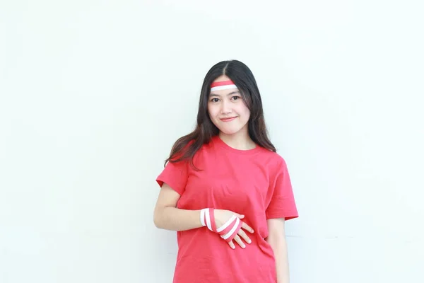 インドネシアの独立記念日を祝う赤い衣装を着た美しいアジアの女性の肖像画は 白い背景で孤立しました — ストック写真