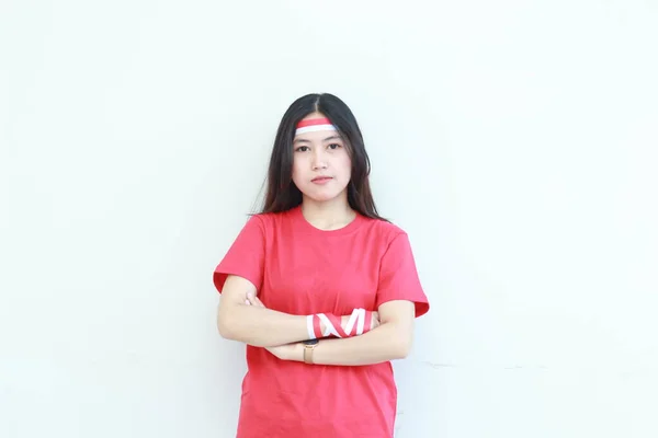 身穿红色服装的美丽的亚洲女人的肖像 庆祝印度尼西亚独立日 同时在白色背景下面带微笑 — 图库照片