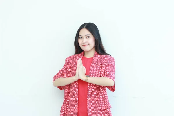 Porträtt Vacker Asiatisk Kvinna Bär Röd Outfit Med Namaste Gest — Stockfoto