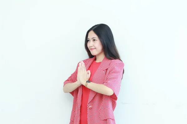 Porträt Der Schönen Asiatischen Frau Trägt Rotes Outfit Mit Namaste — Stockfoto