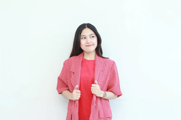 Retrato Bela Mulher Asiática Vestindo Roupa Vermelha Com Gesto Sorridente — Fotografia de Stock
