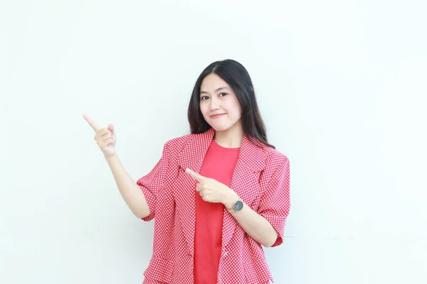 Portret Van Mooie Aziatische Vrouw Rode Outfit Wijzend Naar Zijkant — Stockfoto
