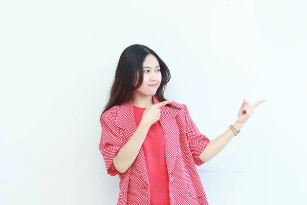 Porträtt Vacker Asiatisk Kvinna Bär Röda Kläder Pekar Sidan För — Stockfoto