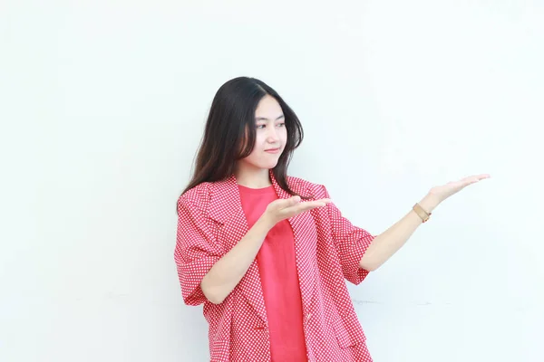 Portret Van Mooie Aziatische Vrouw Rode Outfit Wijzend Naar Zijkant — Stockfoto
