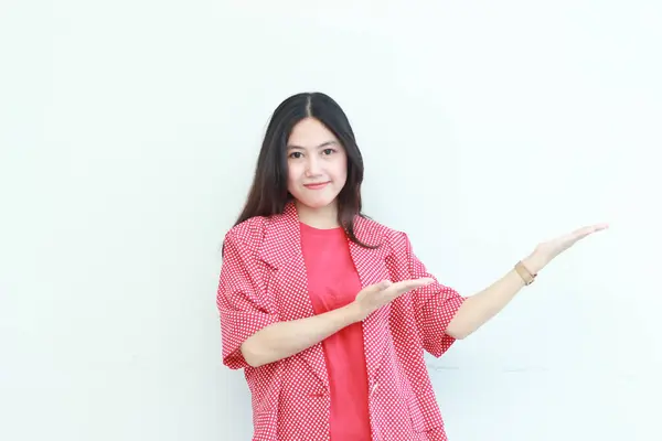 Retrato Hermosa Mujer Asiática Con Traje Rojo Apuntando Lado Para — Foto de Stock