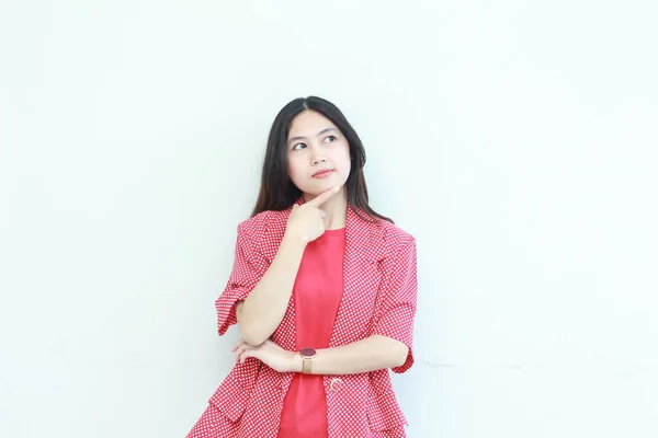 Porträtt Vacker Asiatisk Kvinna Bär Röda Kläder Med Tänkande Gest — Stockfoto