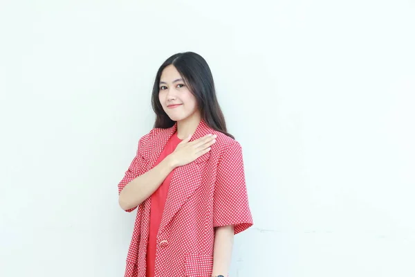Porträt Der Schönen Asiatischen Frau Trägt Rotes Outfit Mit Handbewegungen — Stockfoto